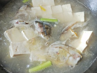奶白鲫鱼豆腐汤,放入葱段