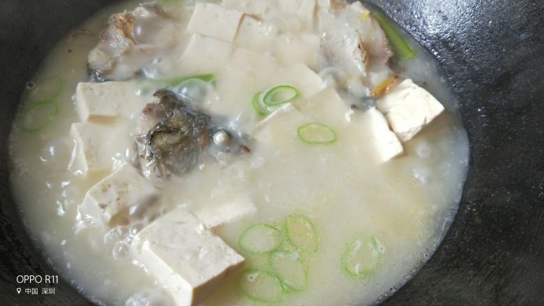 奶白鲫鱼豆腐汤,最后撒一点葱花圈就可以出锅啦！