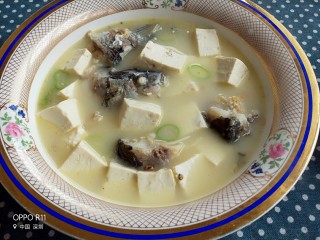 奶白鲫鱼豆腐汤,鲜美的鲫鱼豆腐汤就做好了!
