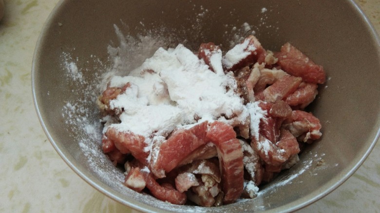 饭桌上爱不释口的美味“糖醋里脊”,一共把淀粉分成三份，腌制肉用25克。