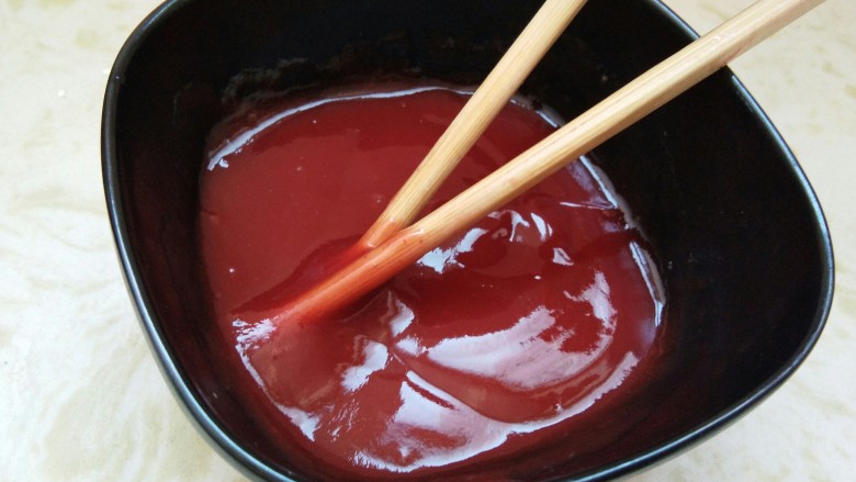 饭桌上爱不释口的美味“糖醋里脊”,用筷子充分搅匀酱汁。