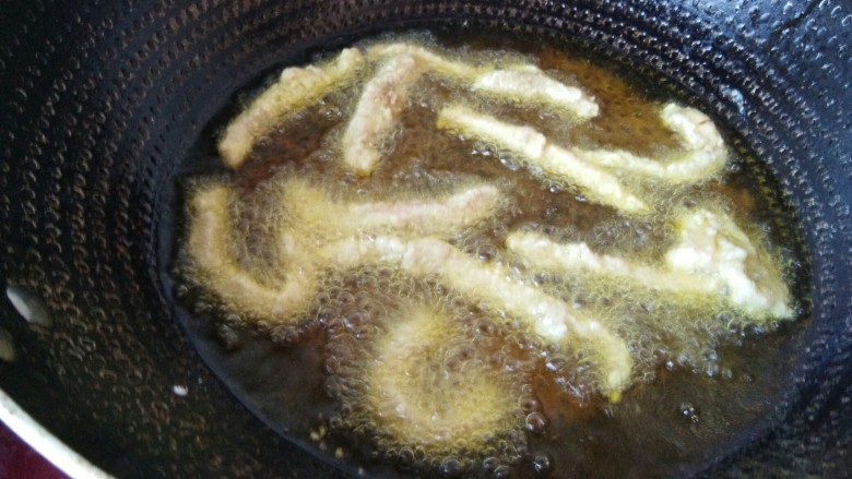 饭桌上爱不释口的美味“糖醋里脊”,把裹好淀粉的肉条下在油锅里炸一分钟。