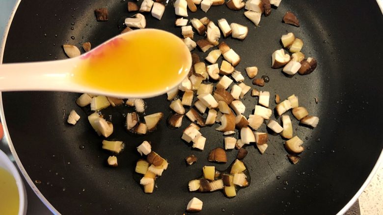 香菇鸡油饭,下3-4汤匙鸡油。