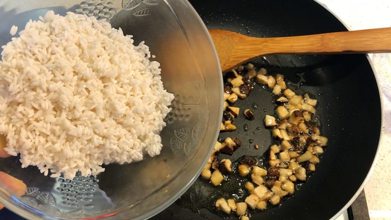香菇鸡油饭,加入泡好的大米。
