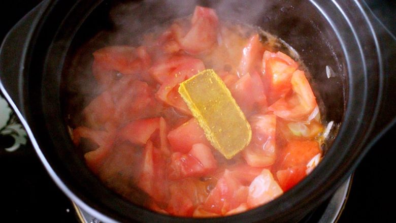 做年货-番茄咖喱鸡肉丸子（砂锅版）,小火慢慢融化咖喱块后