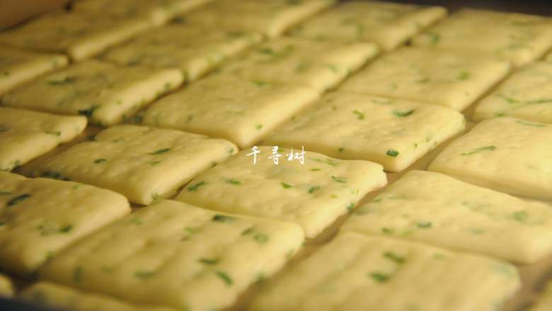 葱香酥脆千层饼干 趁着天冷好开酥,烤箱预热好之后放入烤盘，开始烘焙，可以看到饼干进一步的发酵变厚。