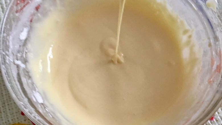 宝宝辅食12M➕ 鸡蛋网饼
,用勺子舀起来呈流水柱状的纹路（注意啦，如果觉得稀，可以加点面粉，稠的话少加点配方奶或者纯奶，但是要慢慢的添加哦）
