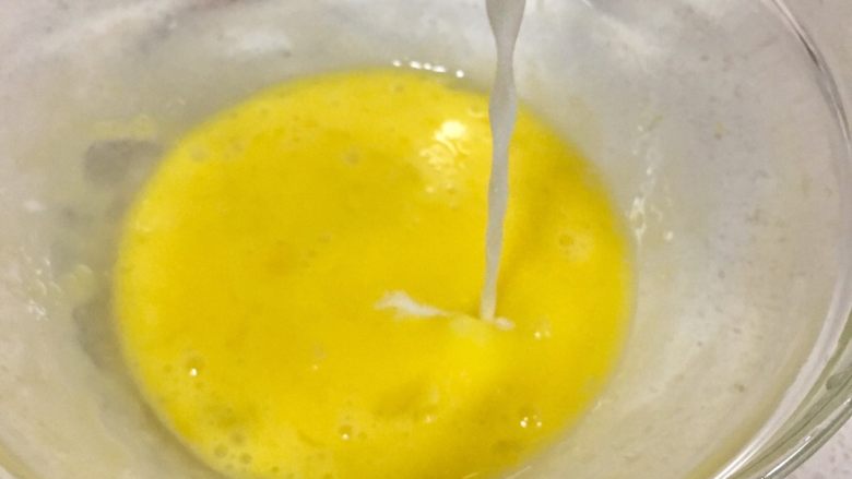 宝宝辅食12M➕ 鸡蛋网饼
,鸡蛋搅打均匀后加入60ML的配方奶/纯奶