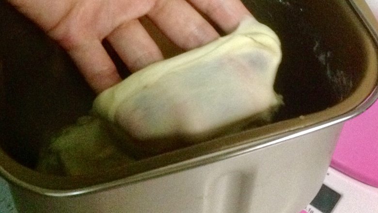 红豆沙餐包,检查一下出膜状态，能拉出薄膜即可，然后盖上保鲜膜开始基础发酵。