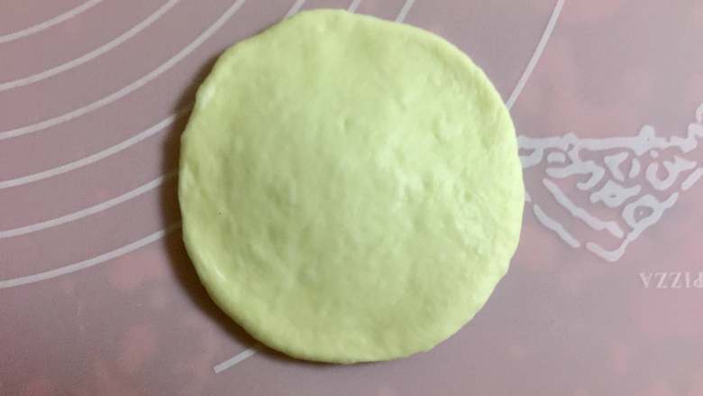 红豆沙餐包,松弛后的小面团擀成中间厚四周略薄的圆形。