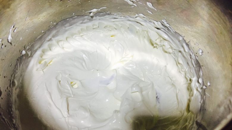 红丝绒蛋糕卷,将奶油打发至可以保持花纹的状态