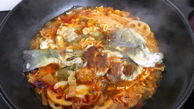 香辣烤鱼 ,中火煮5分钟左右，放入烤好的鲈鱼。