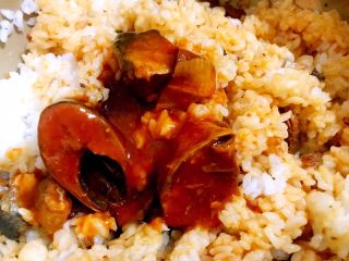 沙丁鱼饭团,沙丁鱼罐头倒入米饭中，米饭在煮好时就立即搅拌开这样更容易入味