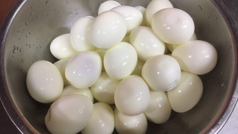 做年货 家宴特色秘制龙眼丸子（31个步骤图文详细解释）,将鸡蛋煮熟，剥去外壳。