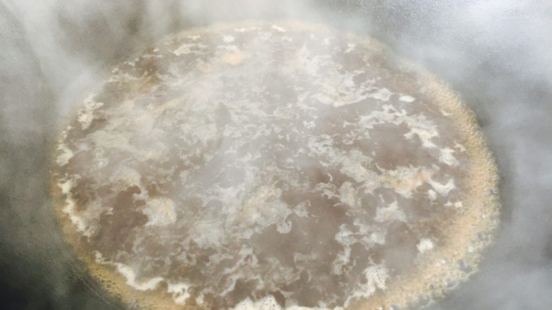 做年货 家宴特色秘制龙眼丸子（31个步骤图文详细解释）,将炖龙眼丸子的汤汁倒入锅里，煮开。