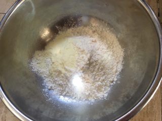 南瓜饼干,奶粉和低筋面粉混合过筛备用