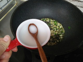 尖椒炒豆皮,再加水淀粉，煮开