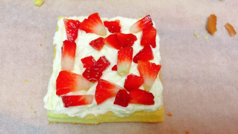 迷你草莓奶油蛋糕,放上草莓丁。