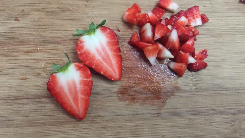 迷你草莓奶油蛋糕,把草莓切成想要的形状。