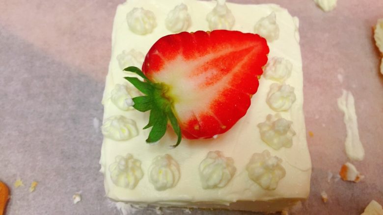 迷你草莓奶油蛋糕,再裱花装饰下，就美美啦。