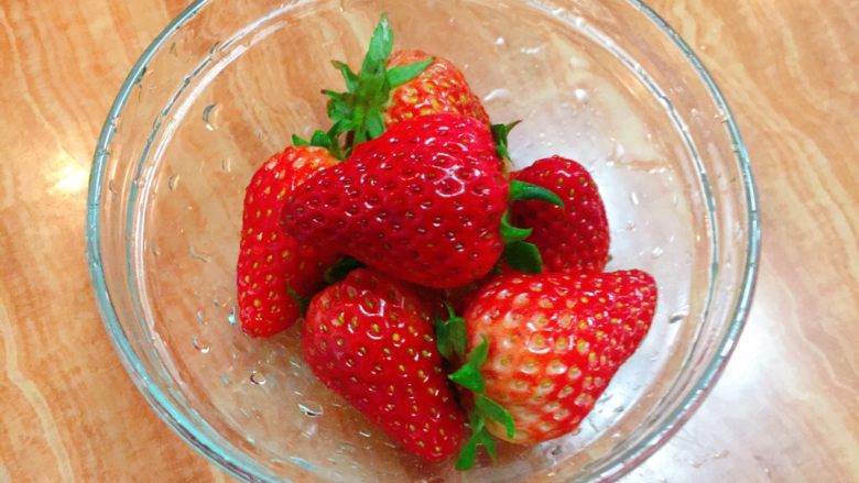 迷你草莓奶油蛋糕,草莓用清水洗净。