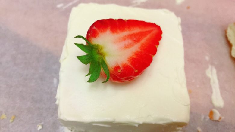 迷你草莓奶油蛋糕,上面放半个草莓。