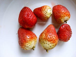 做年货＆饭后甜点草莓大福,草莓六个，摘去绿叶，洗干净