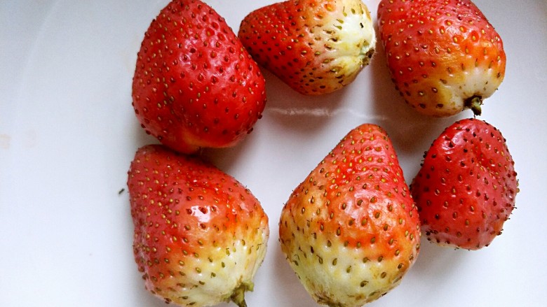 做年货＆饭后甜点草莓大福,<a style='color:red;display:inline-block;' href='/shicai/ 592'>草莓</a>六个，摘去绿叶，洗干净