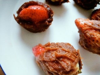 做年货＆饭后甜点草莓大福,外面包裹一层豆沙馅儿，我用的是水豆沙，粘手