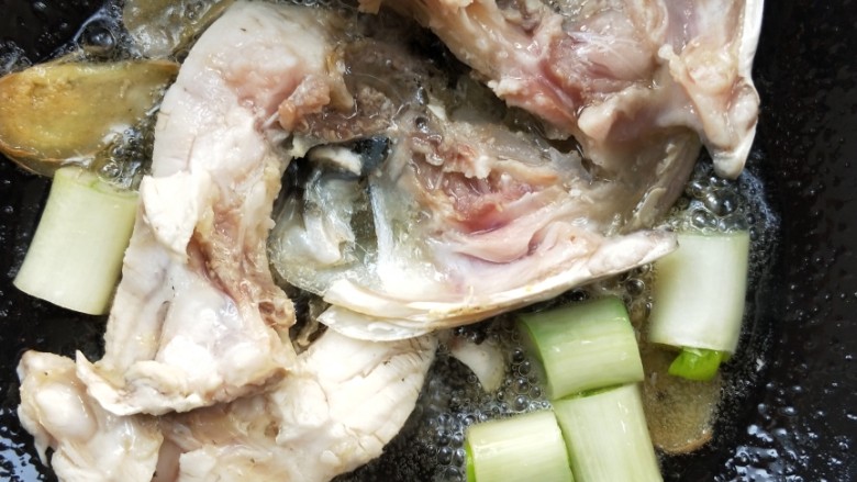 年年有余滋补牛肝菌鱼头汤,放入姜片葱段。