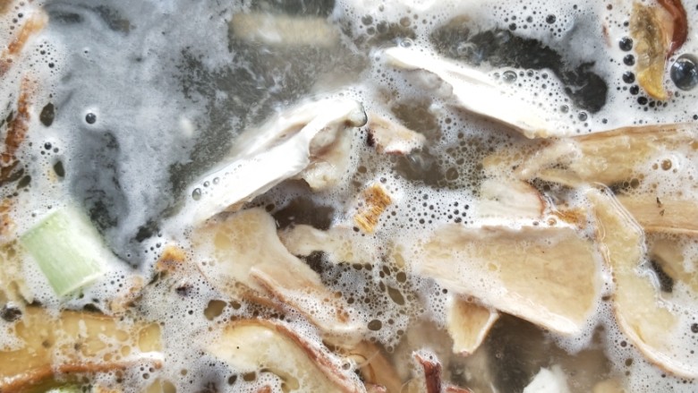 年年有余滋补牛肝菌鱼头汤,开大火煮沸。