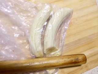 #新年甜点#酥酥心心香蕉果仁酥,香蕉去皮装入保鲜袋里用借助擀面杖压成泥