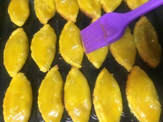 #新年甜点#酥酥心心香蕉果仁酥,把所有锡纸去掉，在表面刷上蛋液