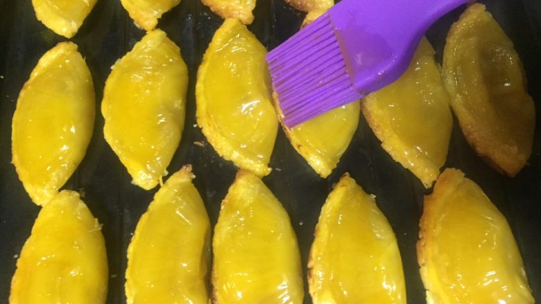 #新年甜点#酥酥心心香蕉果仁酥,把所有锡纸去掉，在表面刷上蛋液
