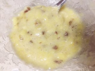 #新年甜点#酥酥心心香蕉果仁酥,香蕉压成泥后放入装葡萄干的碗里搅拌均匀