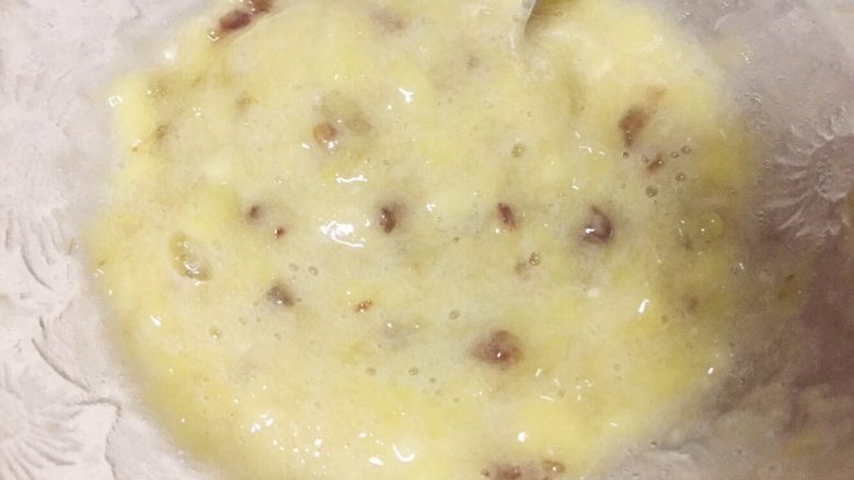 #新年甜点#酥酥心心香蕉果仁酥,香蕉压成泥后放入装葡萄干的碗里搅拌均匀