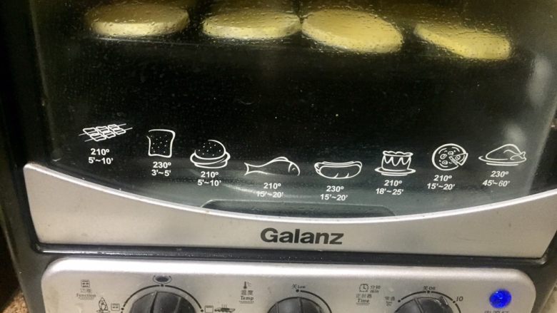 #新年甜点#酥酥心心香蕉果仁酥,由于天气冷，我把烤箱设90度预热了3分钟，把蛋挞皮放入烤箱回温快一点