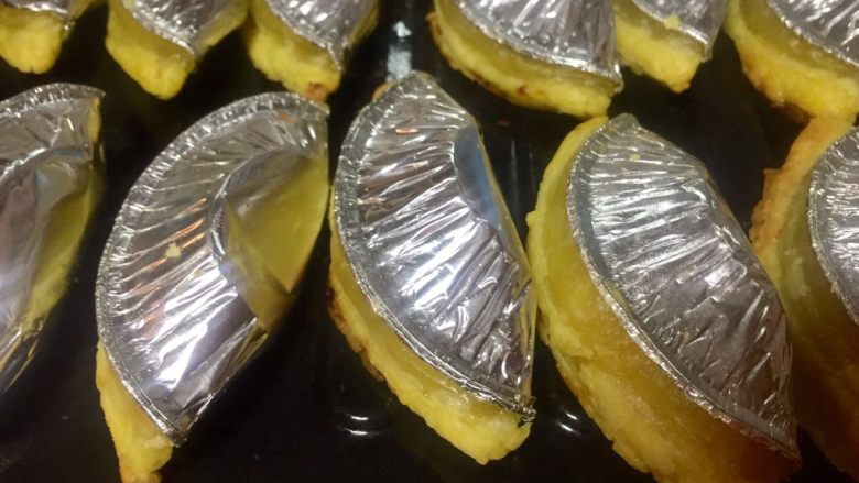 #新年甜点#酥酥心心香蕉果仁酥,12分钟时间到了锡纸未遮住的地方已经起酥了