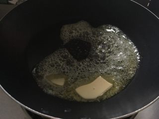 年货自己做😍雪花酥,准备一个不粘锅，小火烧热放入黄油融化