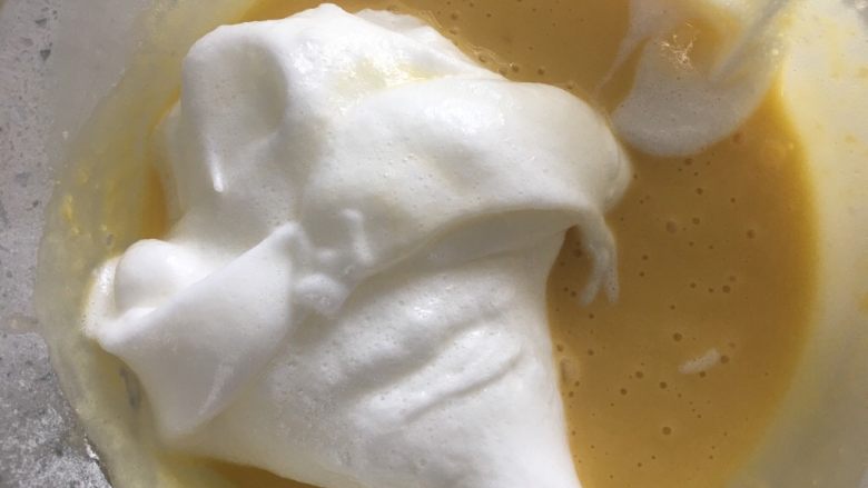 北海道戚风蛋糕,将其三分之一加入蛋黄糊中搅拌