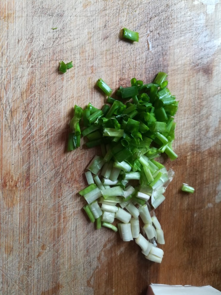 豆腐葱花蛏汤,葱切碎。