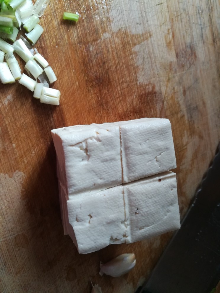 豆腐葱花蛏汤,豆腐切成小块。