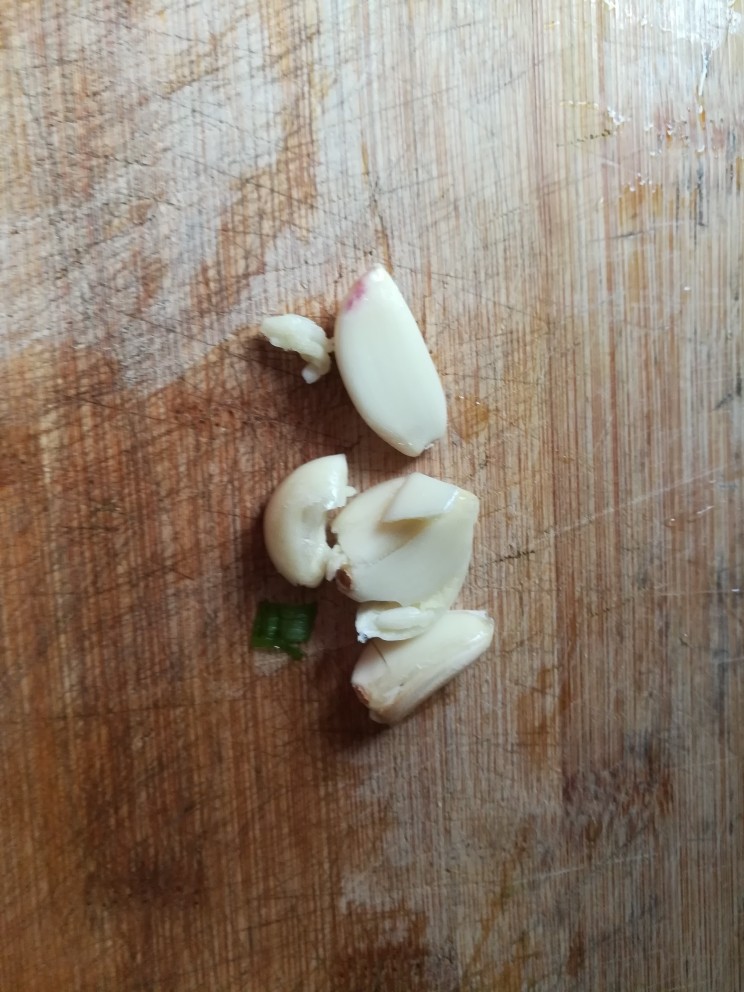 豆腐葱花蛏汤,酸去皮，拍碎。