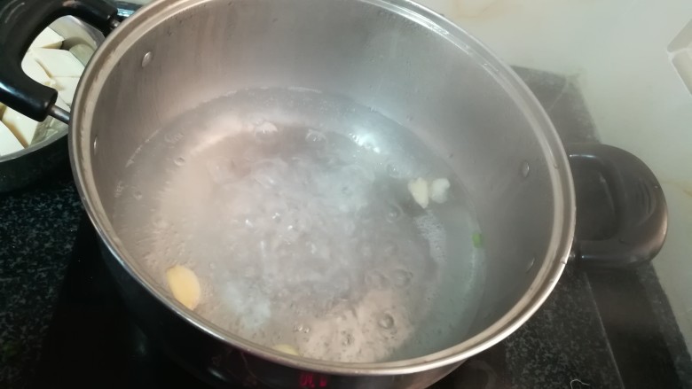 豆腐葱花蛏汤,水开了。