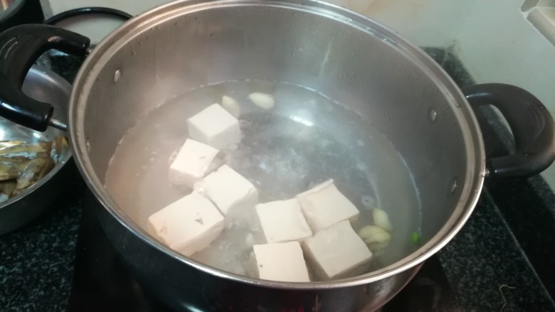 豆腐葱花蛏汤,水开加入嫩豆腐。