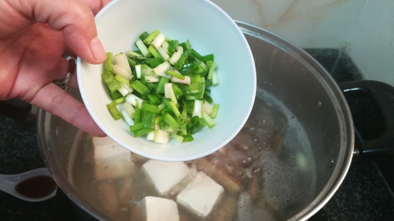 豆腐葱花蛏汤,加入葱花