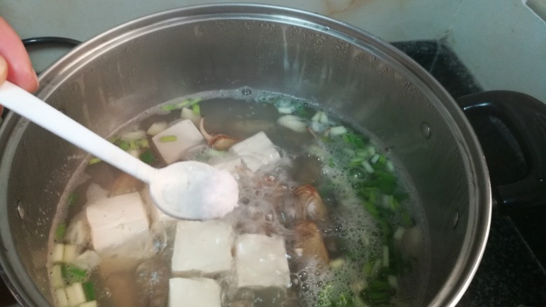 豆腐葱花蛏汤,加入盐巴
