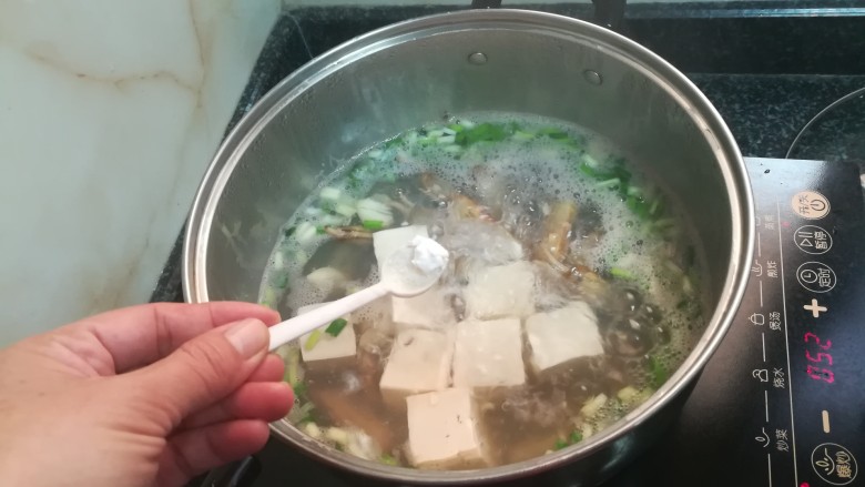 豆腐葱花蛏汤,加入味精