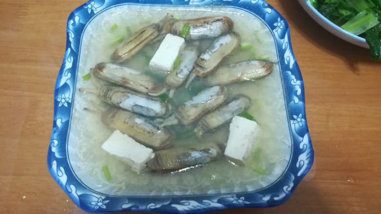 豆腐葱花蛏汤,鲜美可口的豆腐葱花蛏汤就做好了。