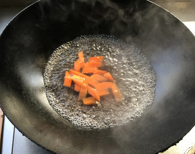 腊八蒜炒鸡丁,胡萝卜放沸水中焯水